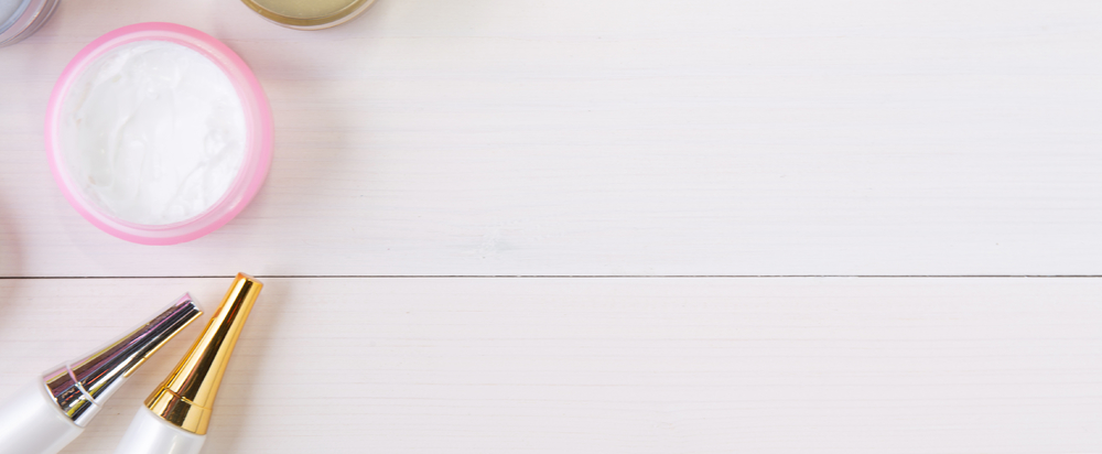 桌上美学与护肤哲学 从日常妆台到健康概念的视觉之旅